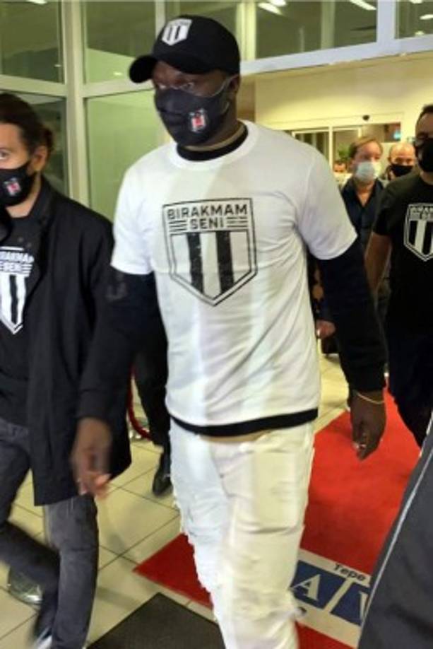 Vincent Aboubakar ya se encuentra en Turquía para pasar el reconocimiento médico y firmar como nuevo jugador del Besiktas. Será su segunda experiencia en las 'Aguilas'. El delantero camerunés ya militó en el conjunto de Estambul durante la temporada 16/17, en la que marcó nada menos que 19 goles.