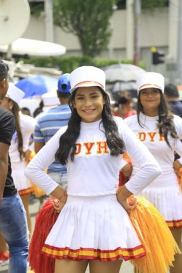 En la imagen la bella Andrea Villeda, estudiante del Instituto Debe y Haber.