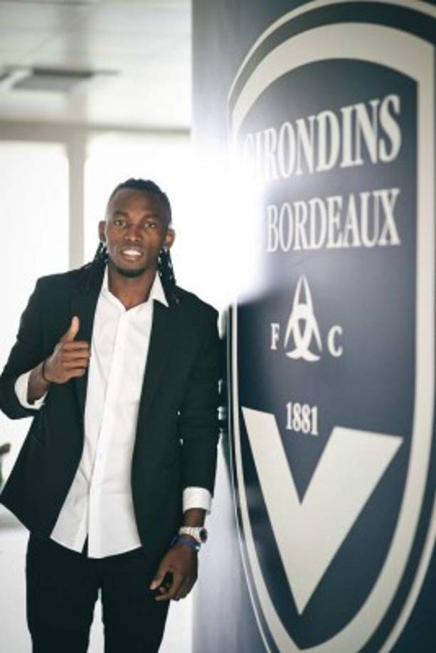 Con una camisa manga larga y su respectivo saco, Alberth Elis se hizo presente a las oficionados del FC Girondins de Burdeos para su presentación..