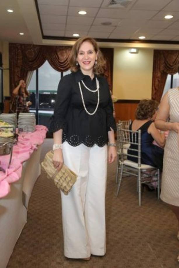 Marlen Chahín, como siempre, elegante en blanco y negro y cartera de vuelos.