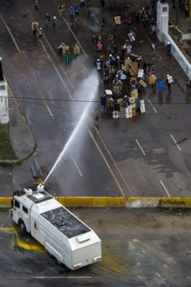 Cada vez que la oposición trata de marchar al centro de Caracas, la principal autopista de la ciudad fue escenario de enfrentamientos entre cuerpos de seguridad y manifestantes, que lanzaban piedras y cócteles molotov.