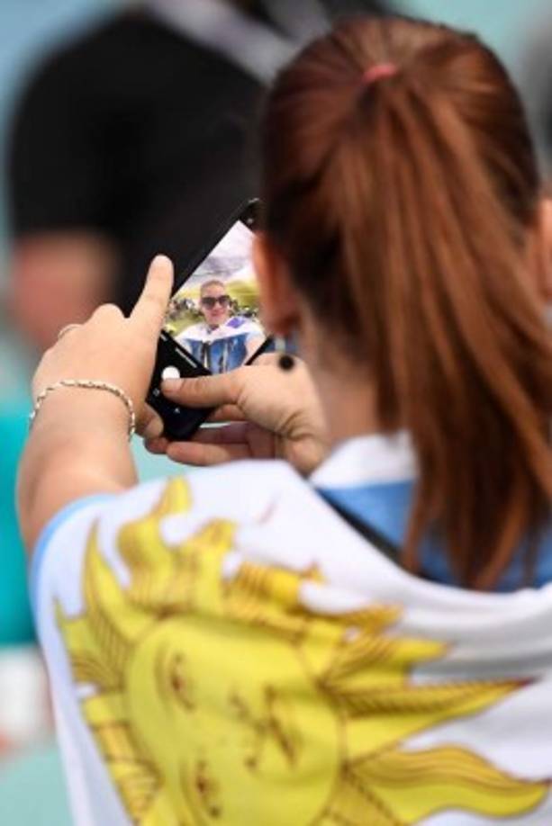 Una aficionada uruguay se toma una selfie antes del inicio del partido.