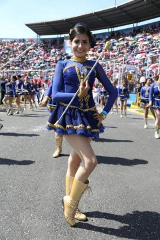 Este 15 de septiempre, después de arduos ensayos las jóvenes bailaron al ritmo de las bandas de guerra.<br/>En foto Alejandra Ramírez, Instituto Yave-Nissi.