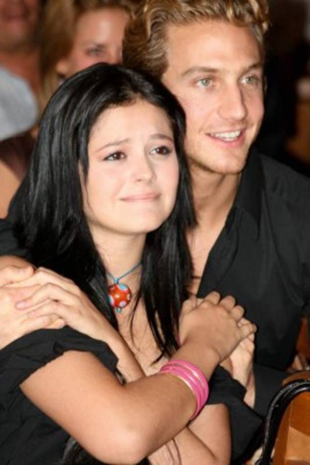 A finales de agosto de 2007, cuando tenía apenas 15 años de edad, fue seleccionada para protagonizar lo que fue su primera telenovela como estelar juvenil, la versión mexicana de 'Muñeca brava', que se tituló 'Al diablo con los guapos'.<br/>