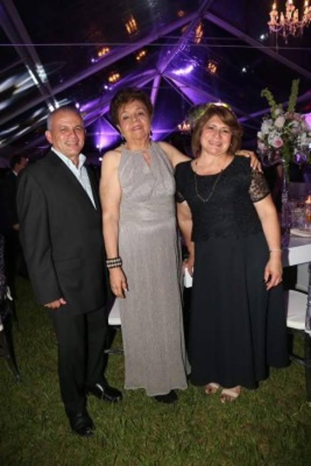 Edgardo Maradiaga con Elba y Joselin Canales.
