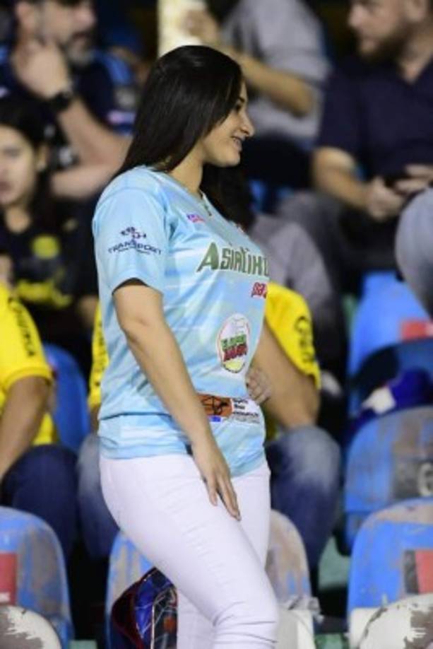 Pamela Hernández, esposa de Diego Reyes, llegó al estadio Morazán para darle el apoyo al jugador del Platense.