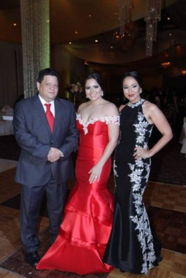 Carlos, Diana y Cruz María Suazo.