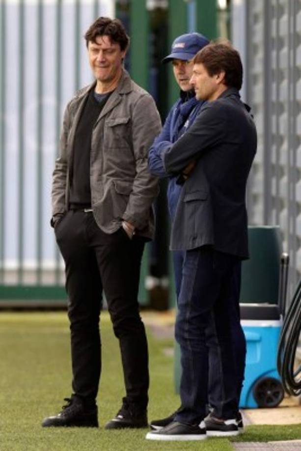 Leonardo dialogando con el entrenador argentino del PSG, Mauricio Pochettino.