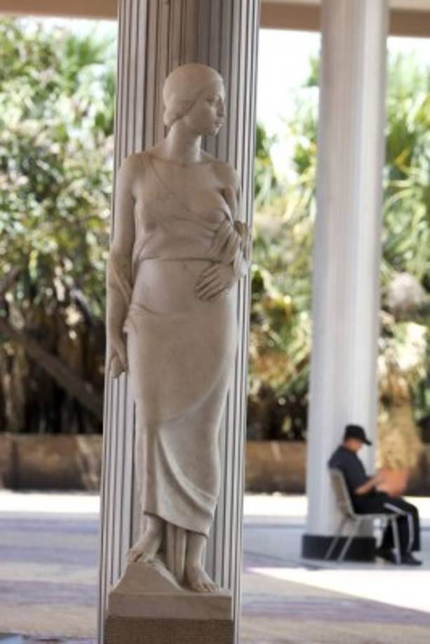 Una de las escuculturas ubicadas en los bajos del Congreso Nacional representa la agricultura.