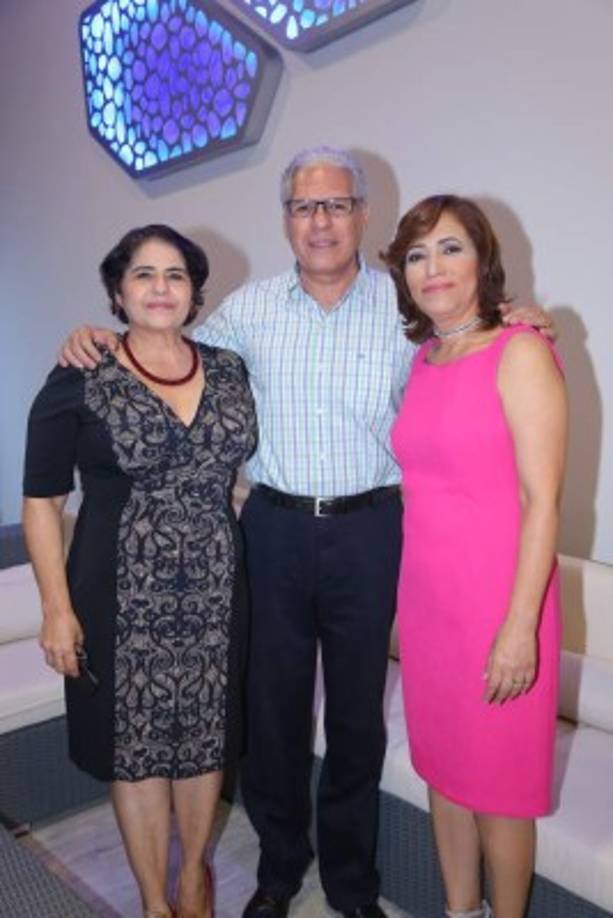 Lizeth y Roberto Venegas con Zobeida Sibaja.