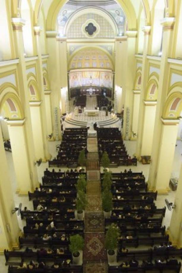 La catedral fue engalanda con árboles podados, alfombras persar y mucho aster.