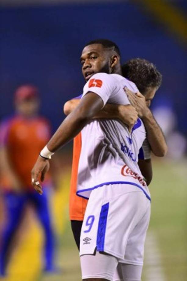 Jorge Benguché celebró también con un miembro del cuerpo técnico del Olimpia. Foto Yoseph Amaya