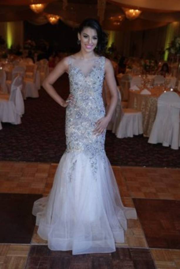 Giana Zablah vistió de Terani Couture recamado en pedrería y con transparencia en la falda sirena de corte godet.