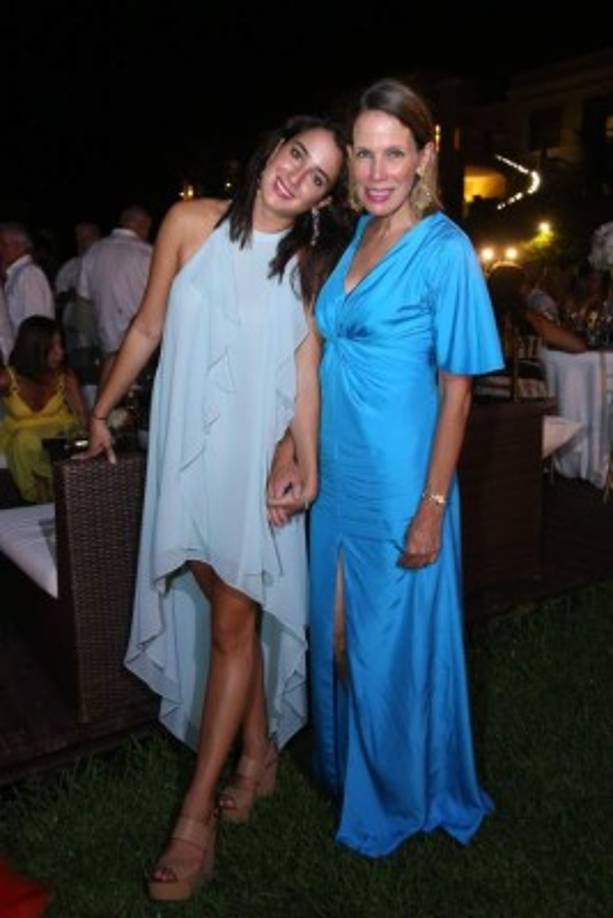 Carolina Atala y su madre Carolina Atala .