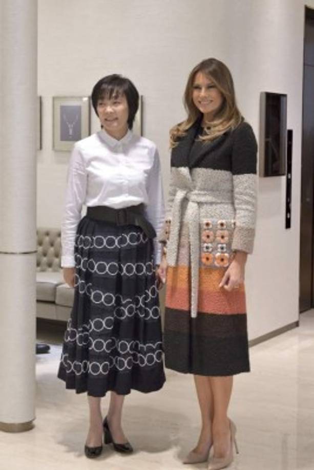 En su primer día Melania Trump lució un abrigo, con una falda lápiz y sus tacones de aguja, mientras visitaba la tienda principal Mikimoto Ginza en el distrito de moda Ginza de Tokio con la primera dama japonesa Akie Abe, vestida con tonos similares apagados de una blusa blanca de manga larga y una falda hasta la pantorrilla.<br/>