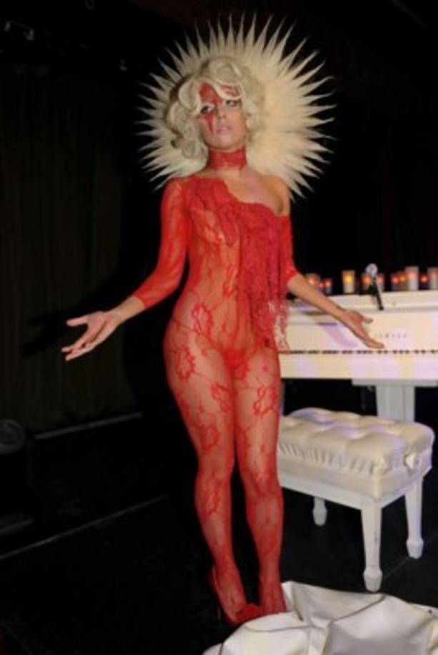 Lady gaga con un vestido rojo con un sol sobre su cabeza; este atuendo fue considerado por los diseñadores como 'resplandeciente'.