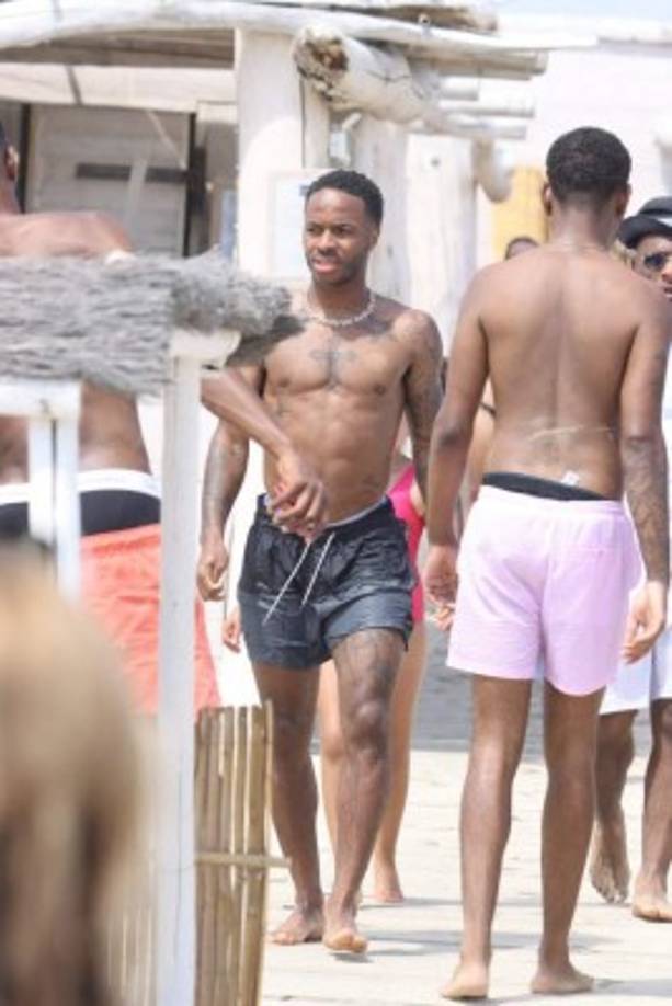 Raheem Sterling, delantero inglés del Manchester City, se relaja en Saint-Tropez antes de medirse al Real Madrid por la Champions League.