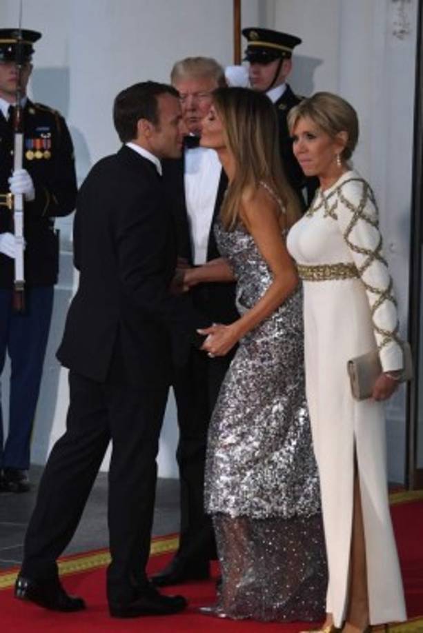 El atuendo de Melania fue elegido de una firma francesa 'para honrar al país que estaban recibiendo', según informaron medios estadounidenses.