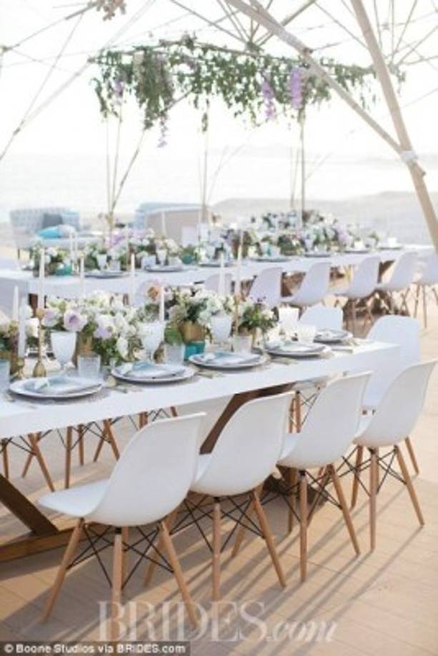 El banquete fue a la orilla de la playa.