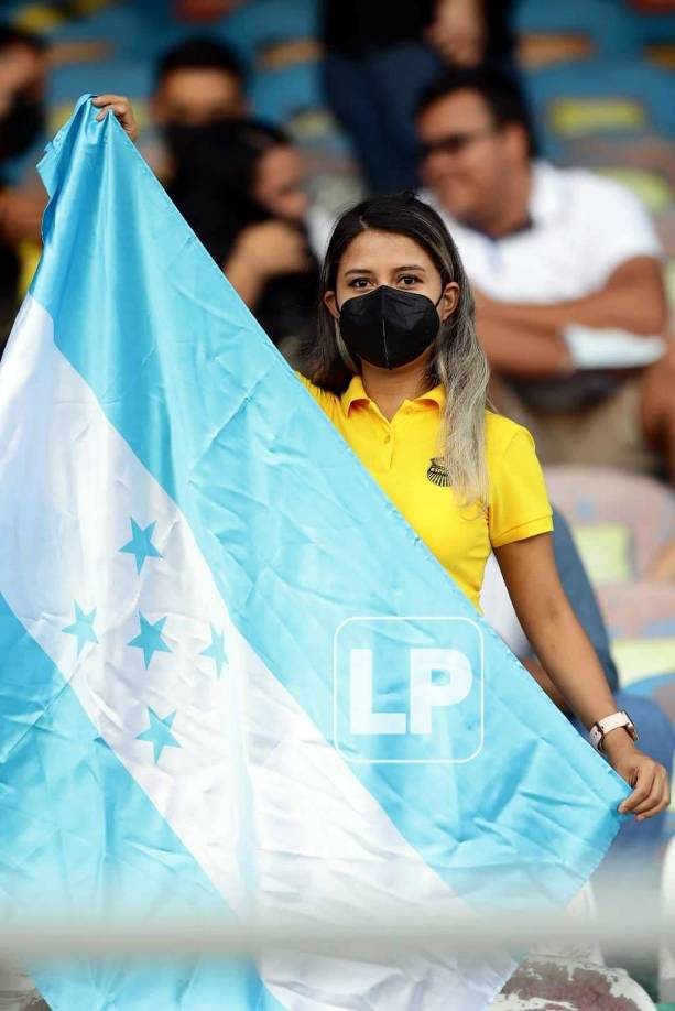 Una aficionada del Real España con la bandera de Honduras.
