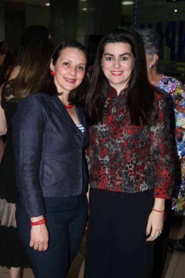 Elvia Suazo yTatiana Paz.