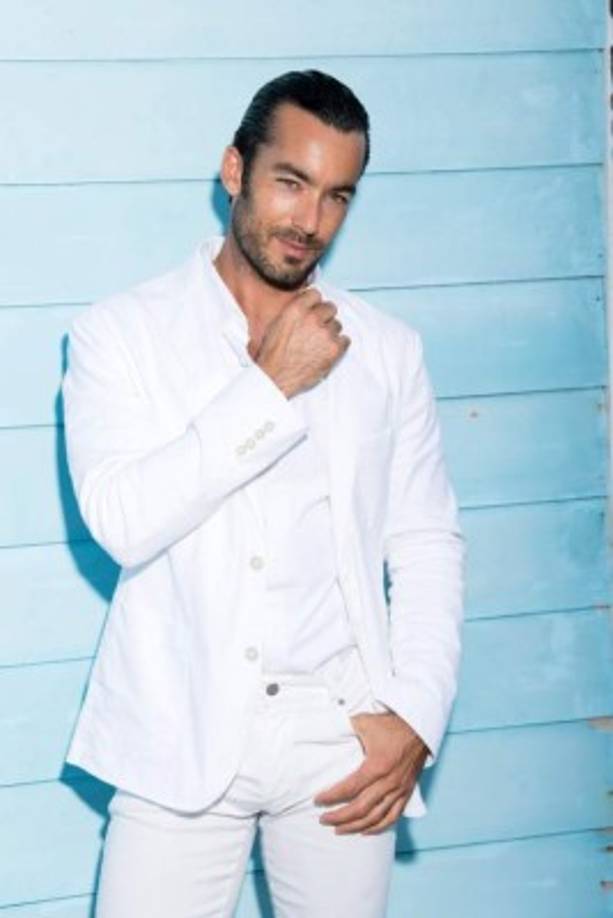 De ahí vinieron varios proyectos en México y Estados Unidos. En 2016, el actor de 36 años participó en la serie Quántico. Además, es padre de dos hermosas niñas.