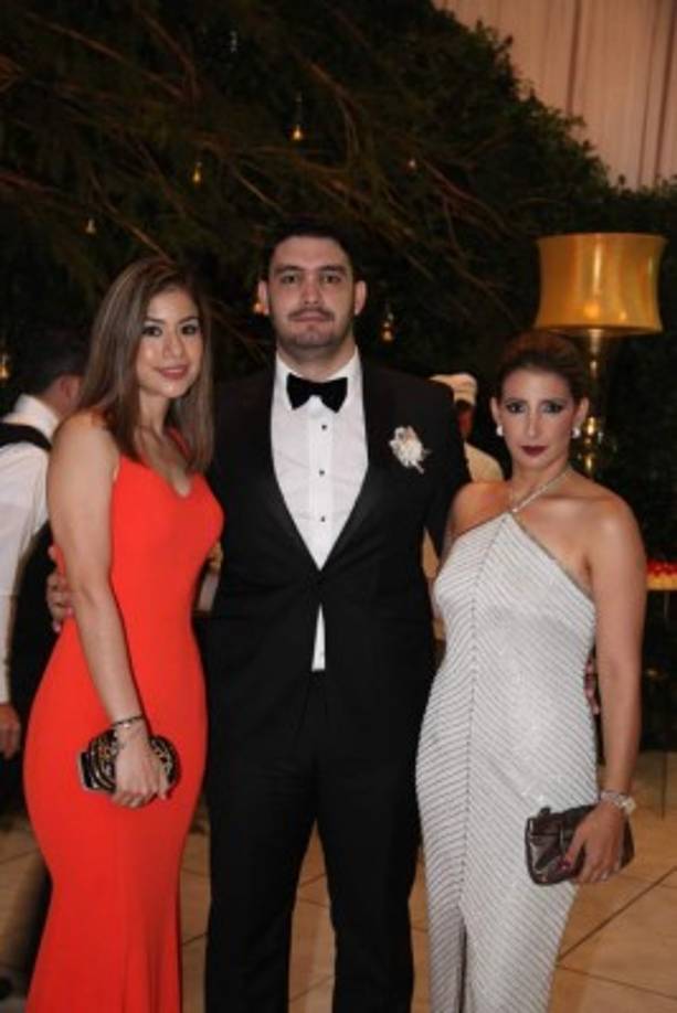 Mónica y Hugo Rivera con Ivette Ganineh.