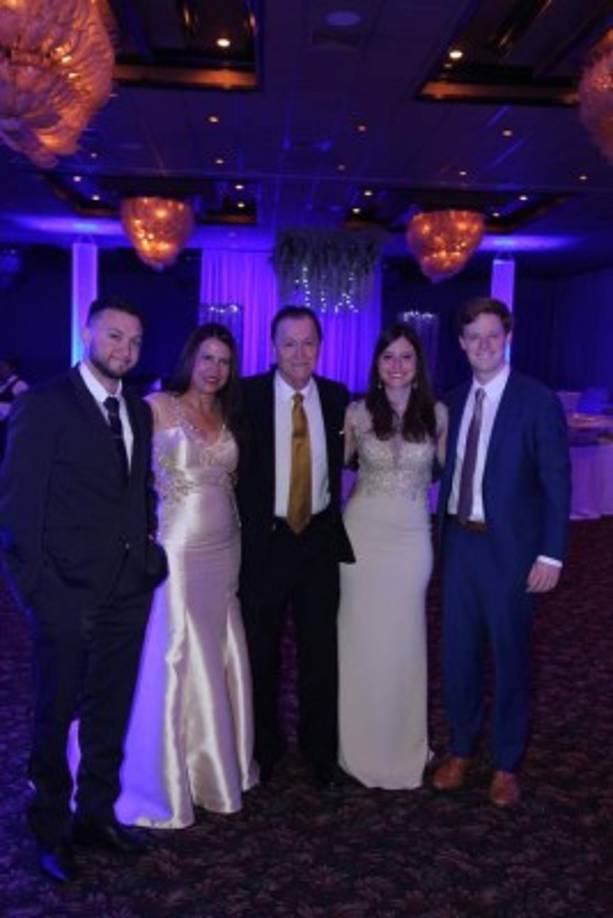 César, Ana Lourdes, César y Michelle Zavala con Andrew Springer.