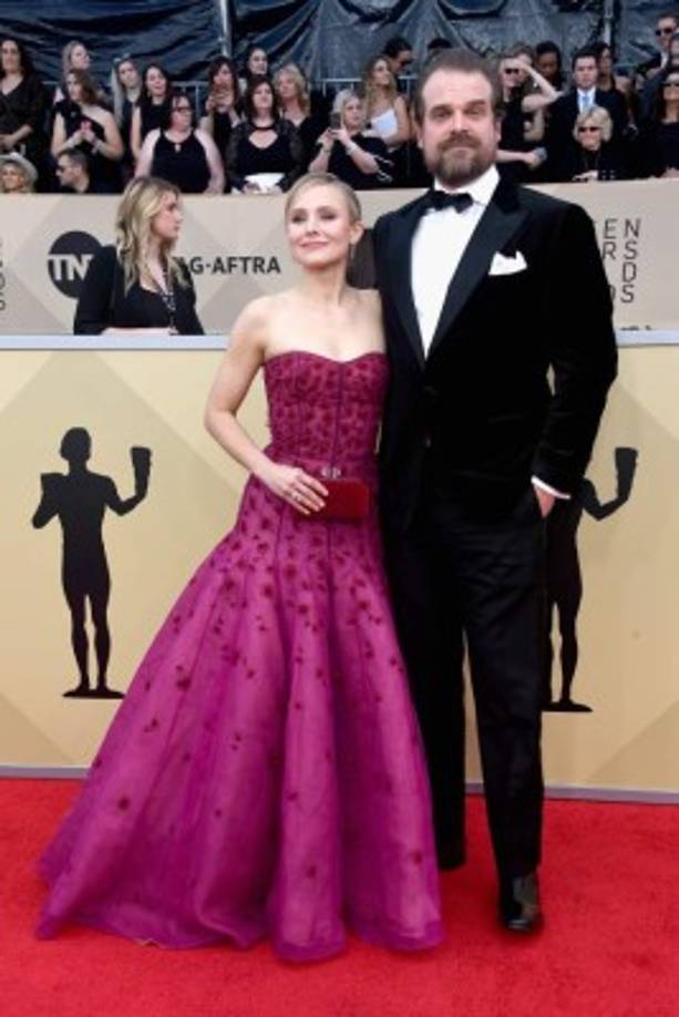 David Harbour (Chief Jim Hopper) posó en la alfombra junto a la anfitriona de la noche, Kristen Bell.<br/>