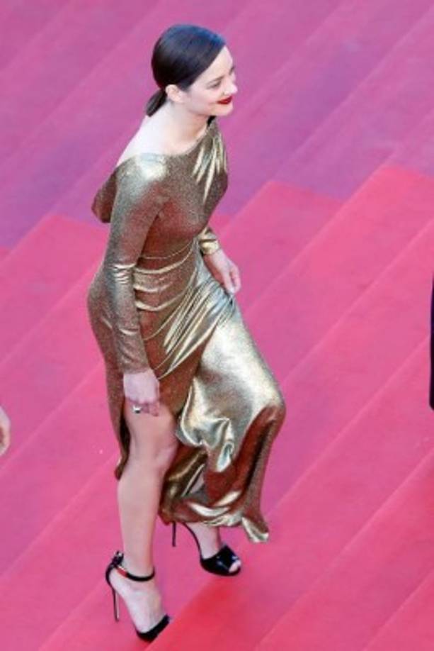Durante su paso por la alfombra roja Marion resaltó con un vestido en tono de oro, con el cabello recogido, un tono de lápiz labial en tono ciruela.