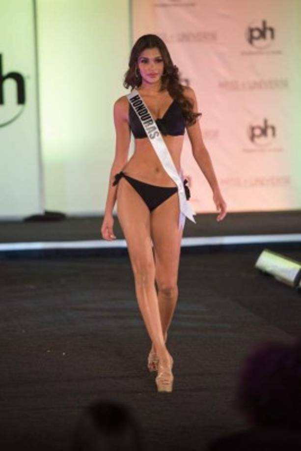 April Tobie en la competencia en traje de baño.