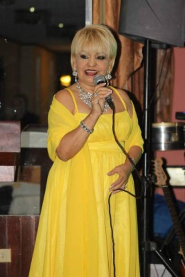 Celia revela que tras la aplicación de la vacuna solo sintió un leve dolor en el brazo durante la noche, pero que hasta el momento ni ella ni su pareja han experimentado alguna reacción negativa.