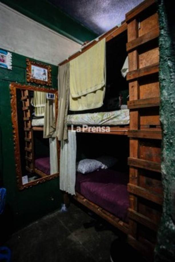 Debido al hacinamiento, los presos muchas veces duermen en camarotes.