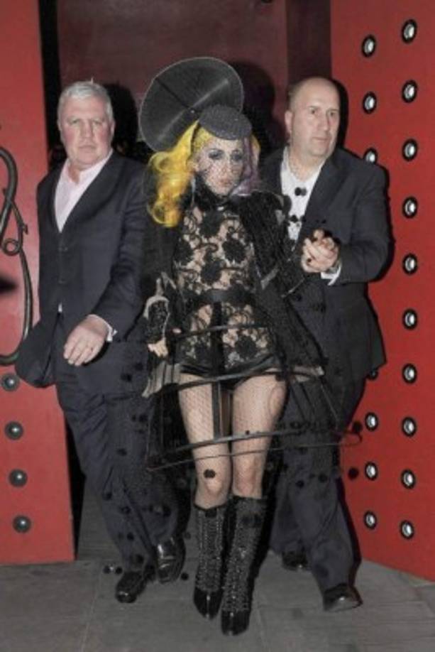Lady gaga con un vestido de antena parabólica.<br/>