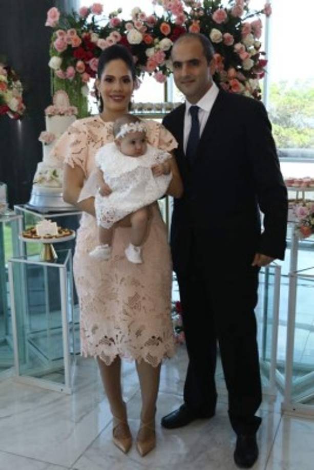 Janina Pineda de Handal junto a Nancy Marie Handal Pineda y Andrés Handal Yacamán.