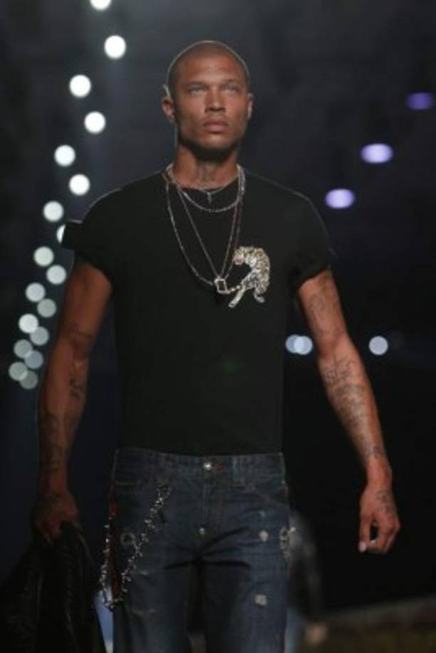 Sus imágenes en un desfile de modas en Milán están causando furor.