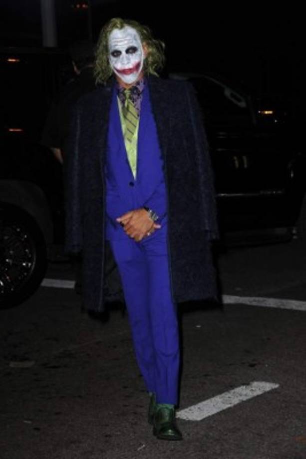 El piloto británico de Fórmula 1, Lewis Hamilton, está irreconocible de Joker.