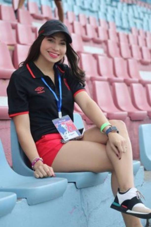 La presentadora Annie Córdova es novia del mediocampista del Vida, Luis Palma, y estuvo en el estadio Ceibeño, pero llegó para apoyar al Olimpia, equipo en el que trabaja en la parte de mercadeo.