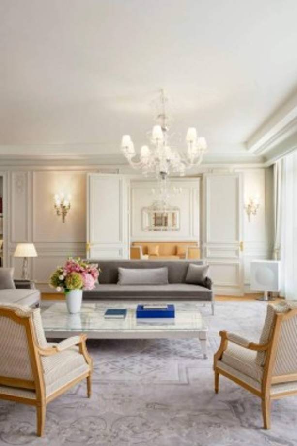 El precio de la estancia del lugar donde está Messi es de 18 mil 200 dólares por día, es un amplio apartamento con 3 dormitorios, 3 baños, cocina equipada, 7 grandes televisiones, sala, comedor y gimnasio privado. Foto Facebook Le Royal Monceau - Raffles Paris.<br/>