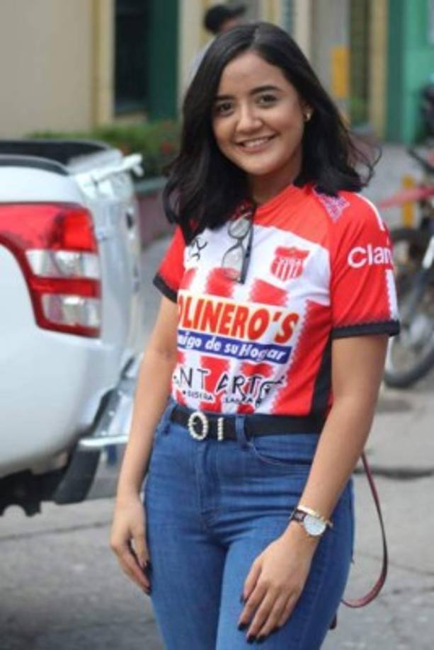 Esta bella aficionada del Vida llegando al estadio Municipal Ceibeño.