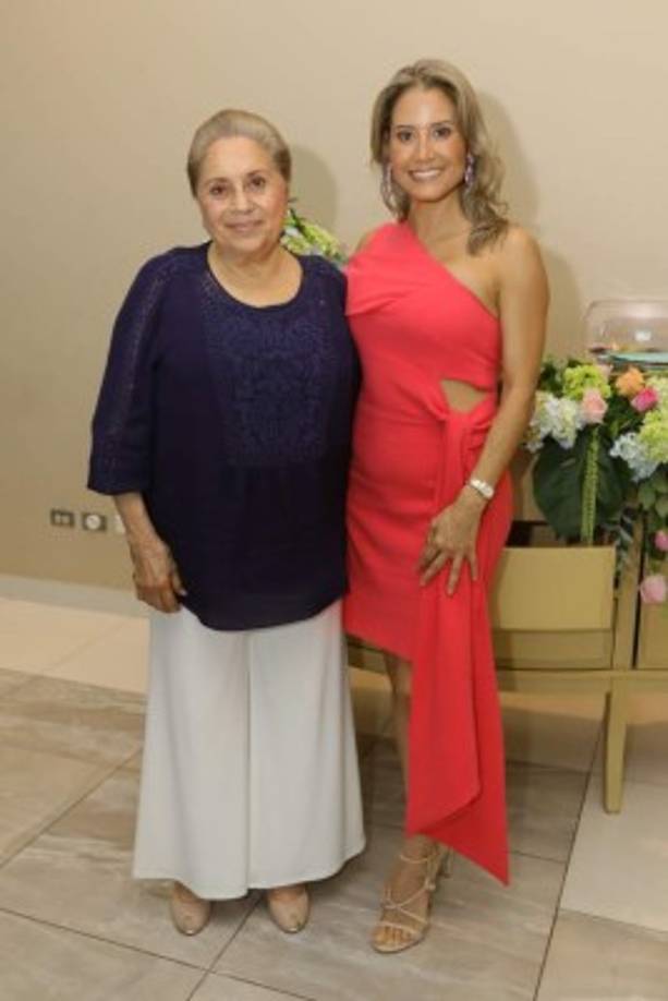 Susana Garza con Suyapa Galdámez.