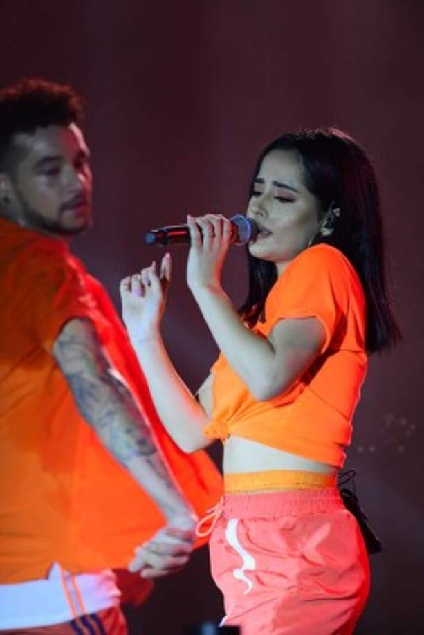 El concierto inició a las 10:00 pm con Becky cantando hits como Sola, Booty, Sin Pijama, Banana, o Mayores.