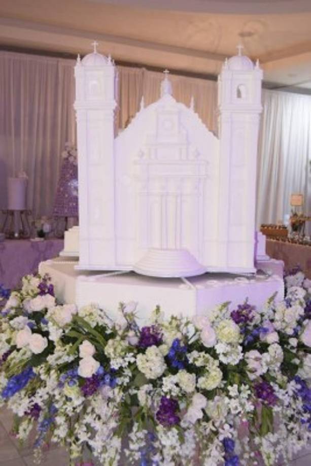 La catedral San Pedro apóstol inspiró la alucinante torta de los novios que además de ser hermosa creación, giraba en ángulo 360.