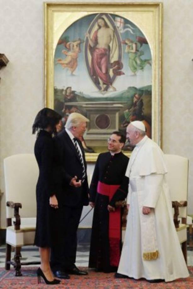 La presencia de Melania disolvió un poco la tensión del encuentro. La exmodelo eslovena, que vivió un tiempo en Milán, habla italiano y le pidió al Papa que le bendijese un rosario. Además, bromeó con el Pontífice sobre lo que come Trump: '¿Qué le da de comer? ¿Putizza?', preguntó Francisco, en referencia a un dulce esloveno que le encanta y que pide siempre que encuentra a alguien de dicha nacionalidad, según el diario El País.