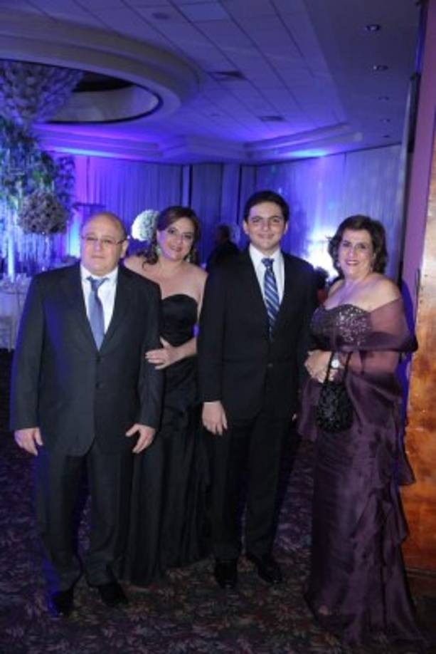 José, Carol y Rodrigo Zummar con Rosemary Andonie.