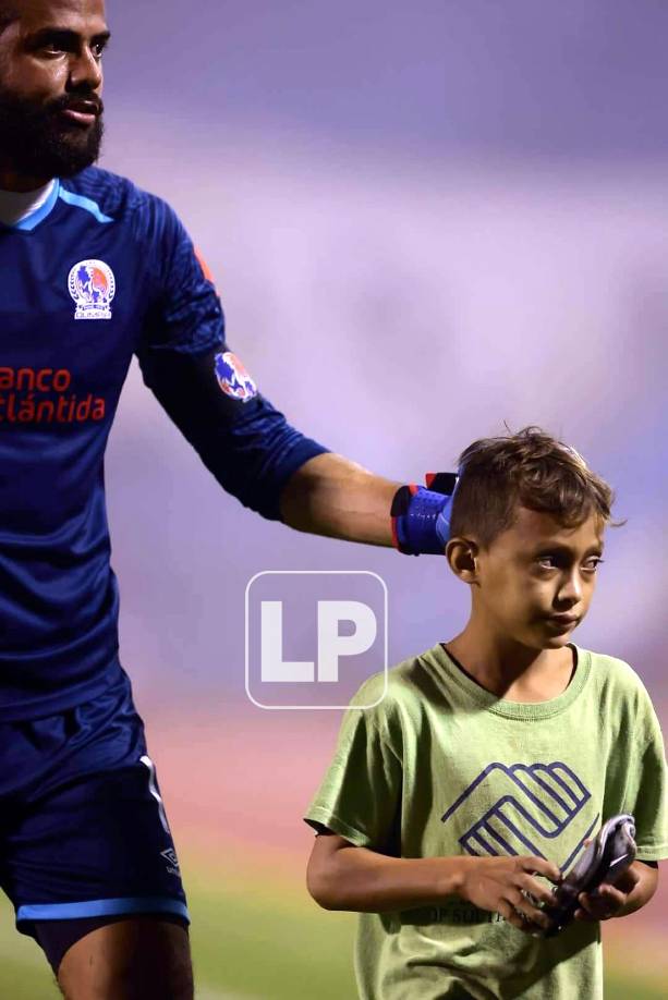 Edrick Menjívar le regaló sus chimpinillas al niño que lo buscó al final del partido.