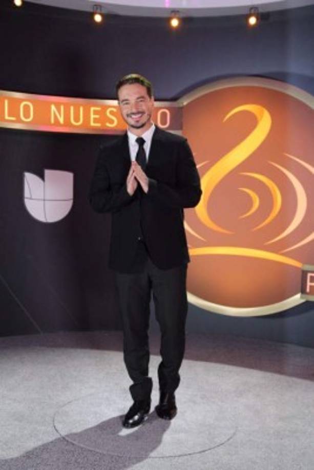 J Balvin llegó con look sobrio.