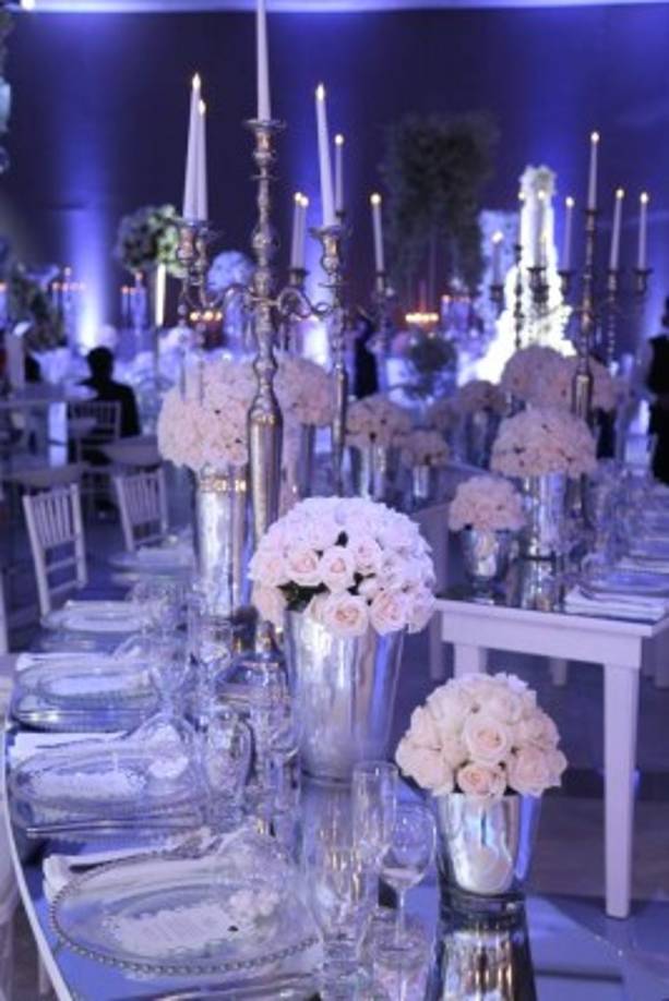 La abundancia de rosas y la cristalería pulida.