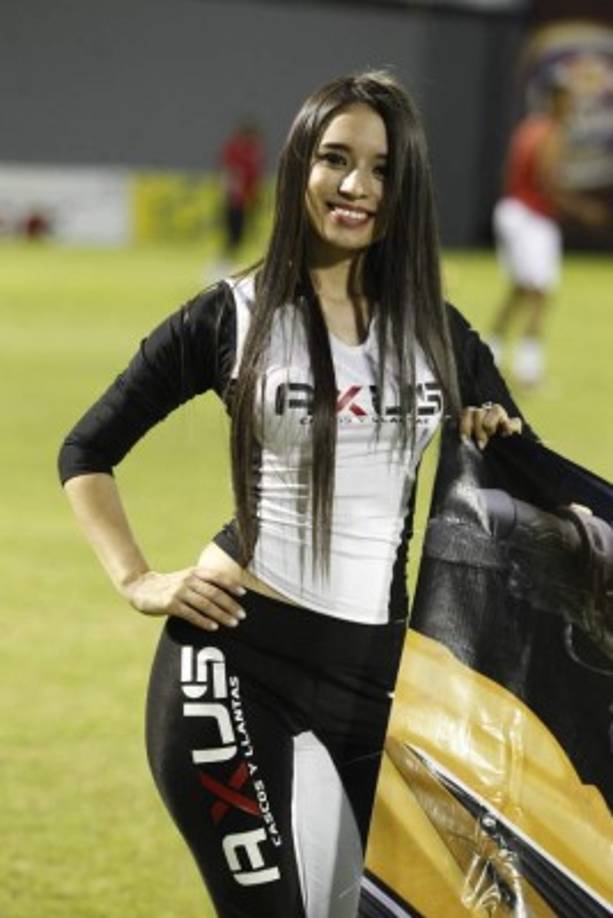 Esta bella edecán estuvo en el juego Real España-Platense en el estadio Morazán.
