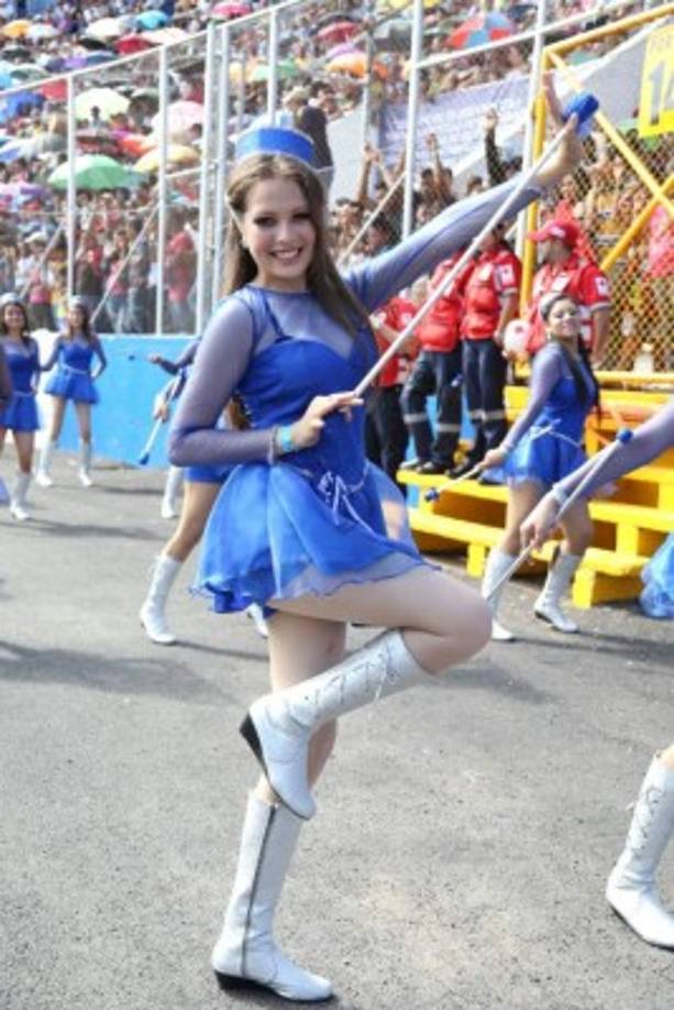 En la capital 73 institutos hicieron retumbar sus tambores al ritmo de los movimientos de las palillonas.<br/><br/>En foto Rosa Vallecillo.